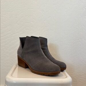 Sorel Gray Ankle Boots with Modern Silhouette